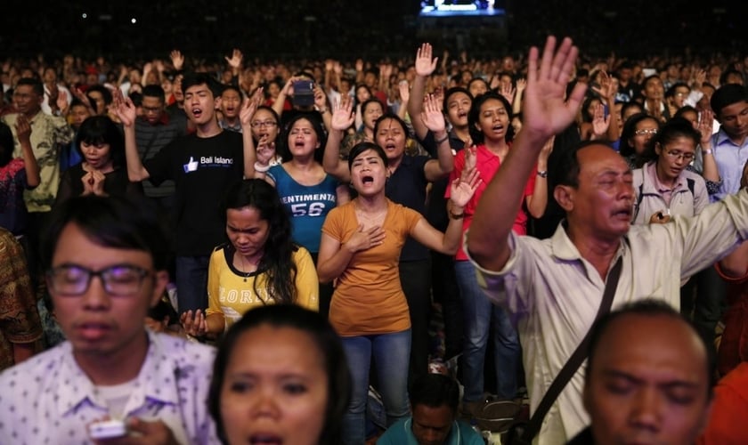 Cristãos indonésios cantam em evento de Natal no estádio Gelora Bung Karno, em Jacarta. (Foto: Reprodução/Reuters)