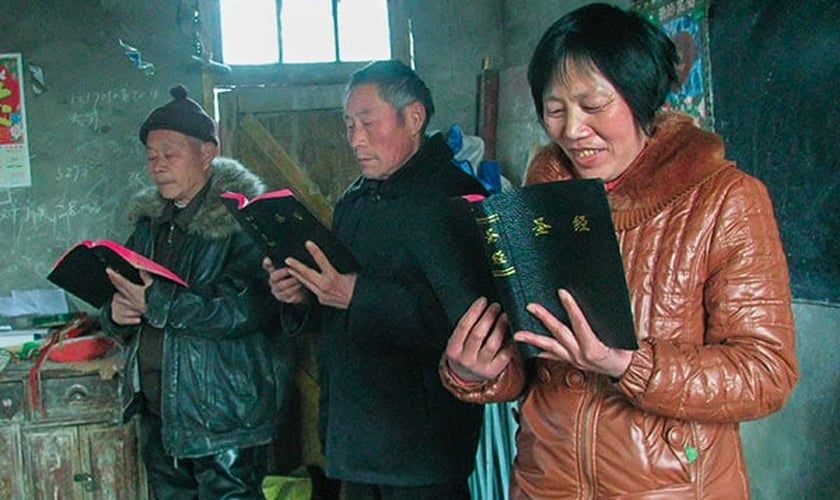 Cristãos chineses decoram as Escrituras porque sabem que ninguém pode roubar o que está em seus corações. (Foto: Voice of the Martyrs)