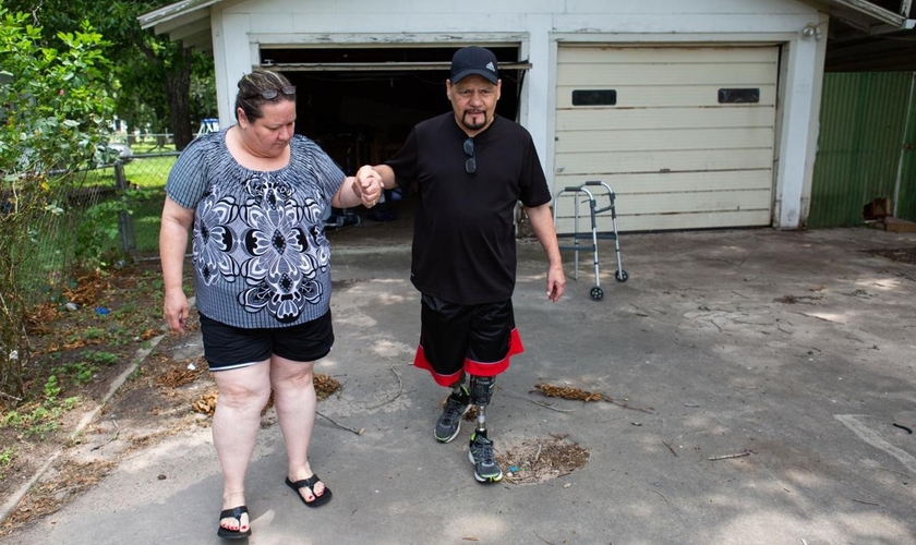 Gracie Salazar ajuda seu marido Armando Salazar a andar após recuperação de parada cardíaca. (Foto: Reprodução/Victoria Online)