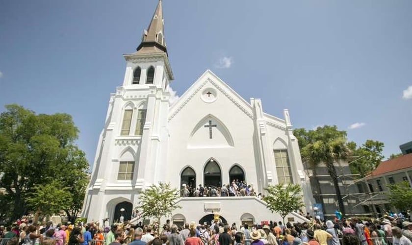 Pessoas se reúnem em frente à Igreja Emanuel em Charleston após tiroteio que matou nove pessoas. (Foto: Stephen B. Morton/AP)
