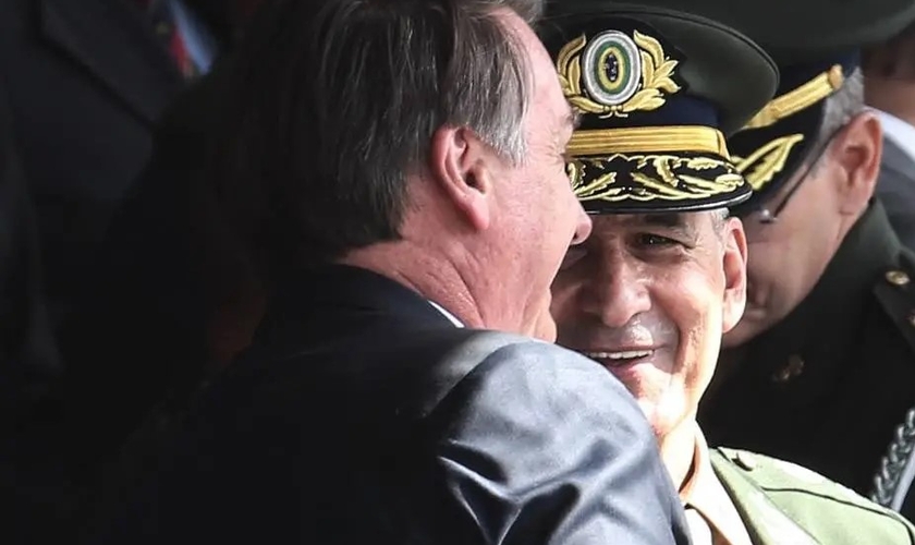 Presidente Jair Bolsonaro cumprimenta o general Luiz Eduardo Ramos. (Foto: Werther Santana/Estadão)