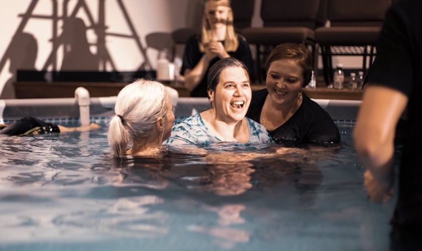 Mulher sorri durante batismo. A igreja no interior dos EUA já batizou milhares de pessoas. (Foto: Christ Fellowship Church)