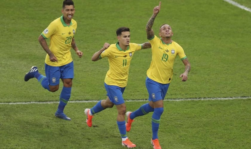Everton Cebolinha celebra gol junto a Coutinho. (Foto: Natacha Pisarenko/AP)