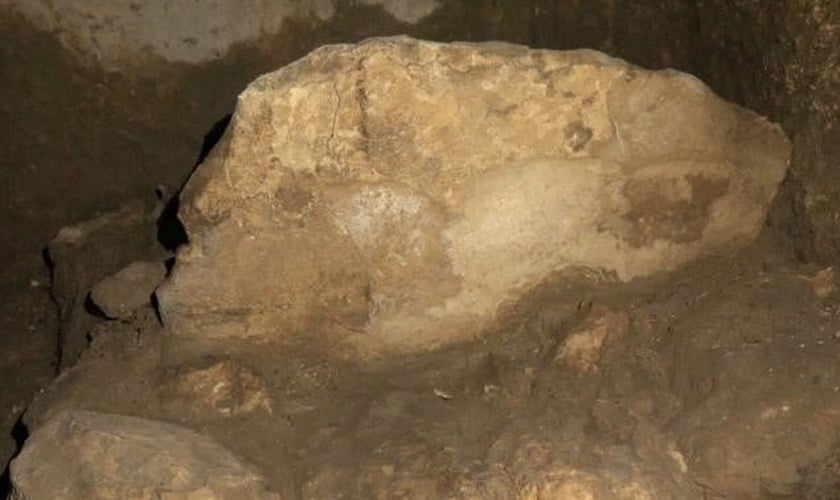 Pilar de pedra encontrado pelo arqueólogo Eli Shukron. (Foto: Reprodução/CBN News)