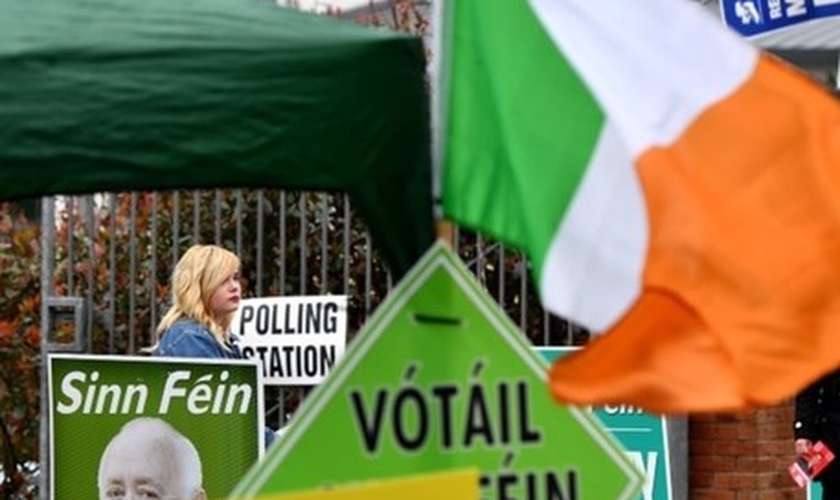 Com votos de partido de esquerda, Parlamento da Irlanda do Norte aprova legislação para aborto e casamento gay. (Foto: Getty/Charles McQuillan)