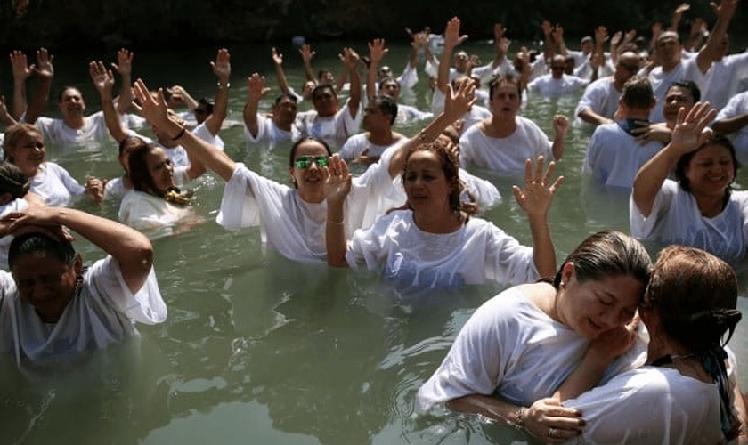 Ex-muçulmanos se voltam para Jesus e se batizam no Irã. (Foto: Reprodução/Believers)