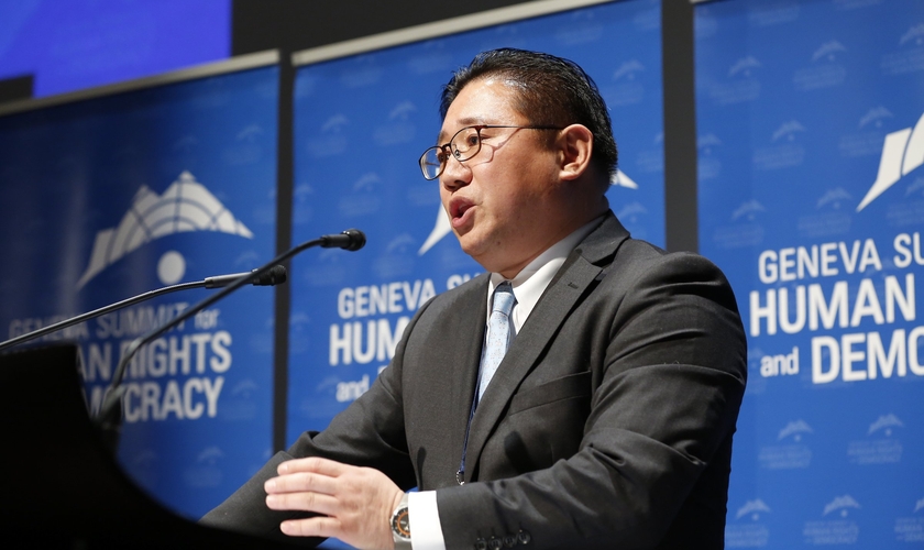 Pastor Kenneth Bae contou sua história na Cúpula de Genebra sobre Direitos Humanos e Democracia em 2018. (Foto: Geneva Summit)