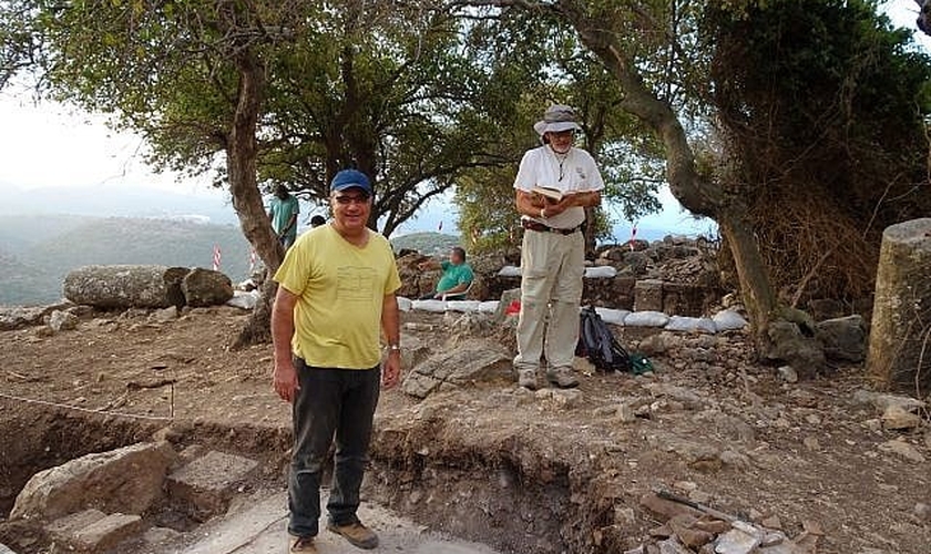 O historiador Jacob Ashkenazi e o arqueólogo Mordechai Aviam, que lideram as escavações da igreja primitiva da Galileia. (Foto: Mordechai Aviam)