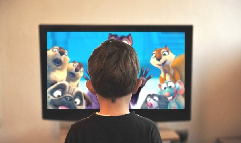 Imagem ilustrativa de criança assistindo TV. (Foto: Reprodução/Ciara-pics)