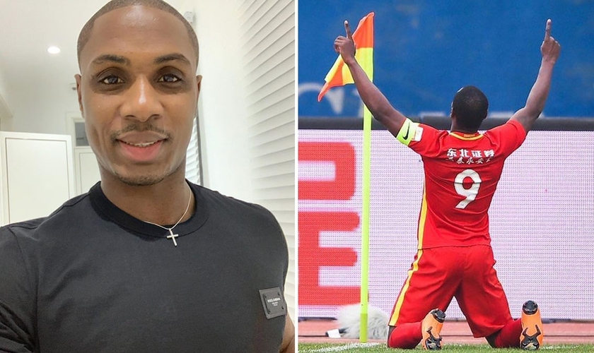 O jogador Odion Ighalo em campo agradecendo a Deus. (Foto: Reprodução/Instagram)