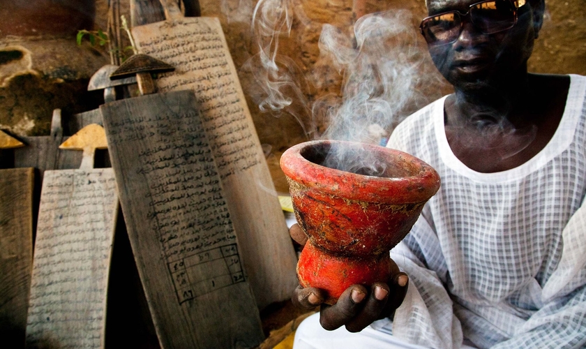 Bruxo preparando ritual de feitiçaria. (Foto: UNAMID/Albert Gonzalez Farran)