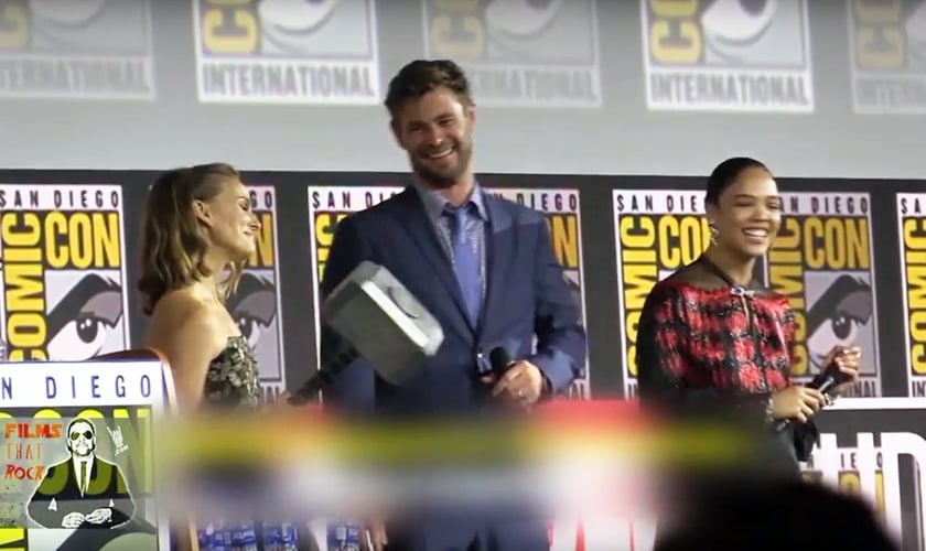 Natalie Portman com o martelo do Thor na apresentação do filme na San Diego Comic-Con. (Foto: Reprodução/YouTube)