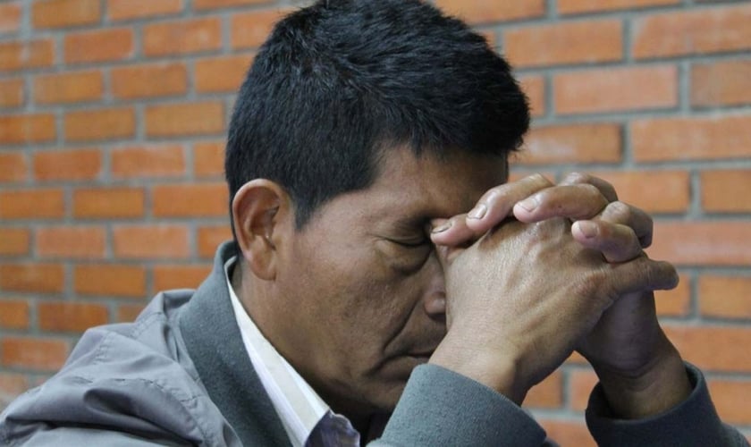 Pastor colombiano sofre ameaças de criminosos que atacam igrejas. (Foto: Reprodução/Portas Abertas)