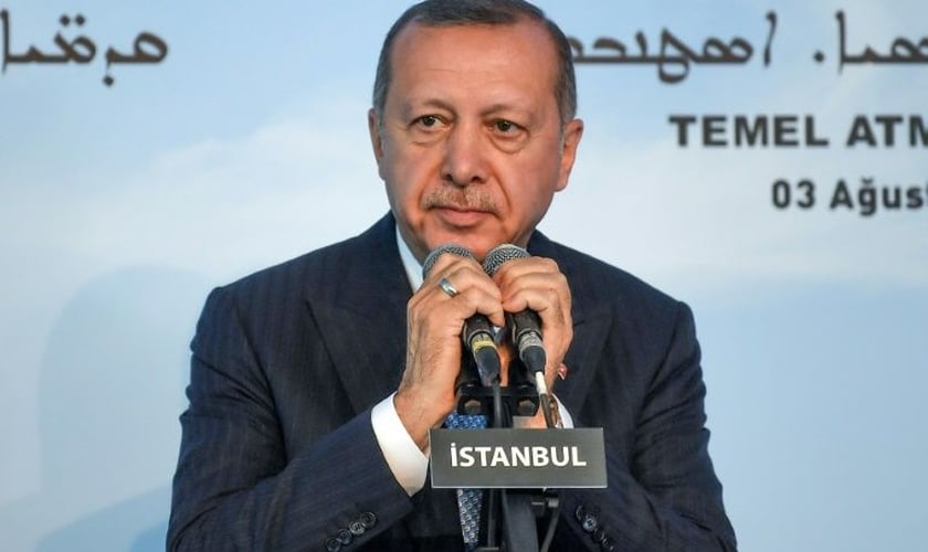O presidente turco, Recep Tayyip Erdogan, durante a cerimônia de colocação do primeiro bloco de pedra da construção. (Foto: AFP Photo/Ozan Kose)