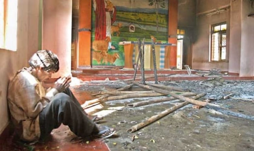 Imagem ilustrativa. Homem indiano orando em igreja destruída. (Foto: Barnabas Fund)