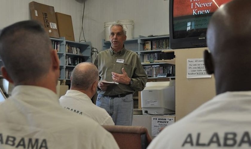 Frank Gossett durante ministração na prisão do Alabama. (Foto: Reprodução/US Mission)