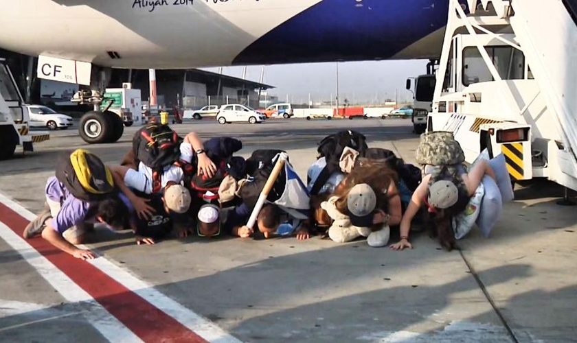 Descendentes de judeus beijam o chão ao chegarem a Israel. (Foto: Reprodução/Agência Judaica)