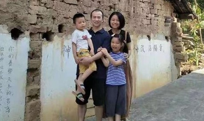 Pr. Li Yingqiang e sua família. (Foto: Reprodução/Premier)