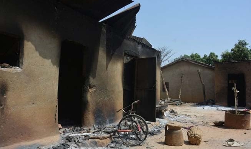 Casas em Karamai, estado de Kaduna, que foram queimadas em um ataque dos Fulani em fevereiro. (Foto: Reprodução/Barnabas Fund)
