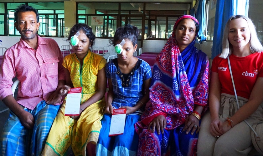 As irmãs Riya e Najmin ao lado dos pais e da missionária Alex, após cirurgia dos olhos. (Foto: Reprodução/Vision)