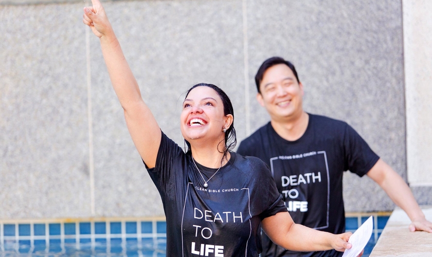 Mulher após ser batizada nas águas na McLean Bible Church, no nordeste da Virgínia. (Foto: Reprodução/Facebook)