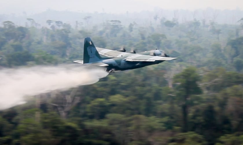 Avião da FAB combate incêndios na floresta. (Foto: Reprodução/Força Aérea Brasileira)