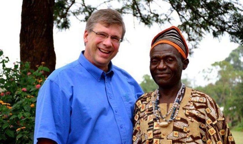 Tradutor da Bíblia Angus Fung (à direita) posa para uma foto com o Presidente da Tearfund Canadá Wayne Johnson (à esquerda) em Wum, Camarões. (Foto: Alex Nicholls)