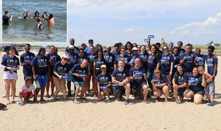 O pastor líder Kerrick Thomas (centro da frente) comemora batismo com 51 pessoas no Jacob Riis Park and Beach, em Queens, em julho. (Foto: Reprodução/BP Press)