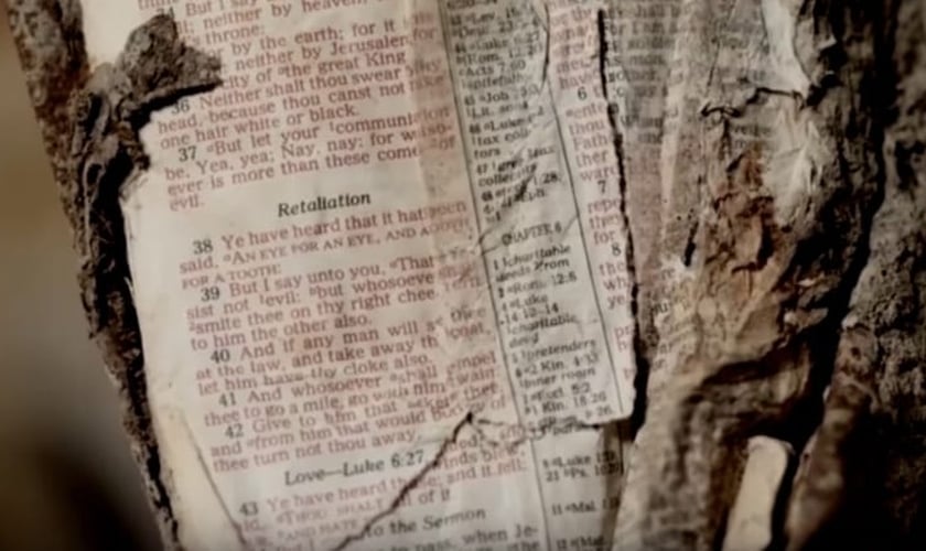 Fragmento da Bíblia em um pedaço de aço fundido dos escombros do 11 de Setembro. (Foto: Reprodução/FaithIt)