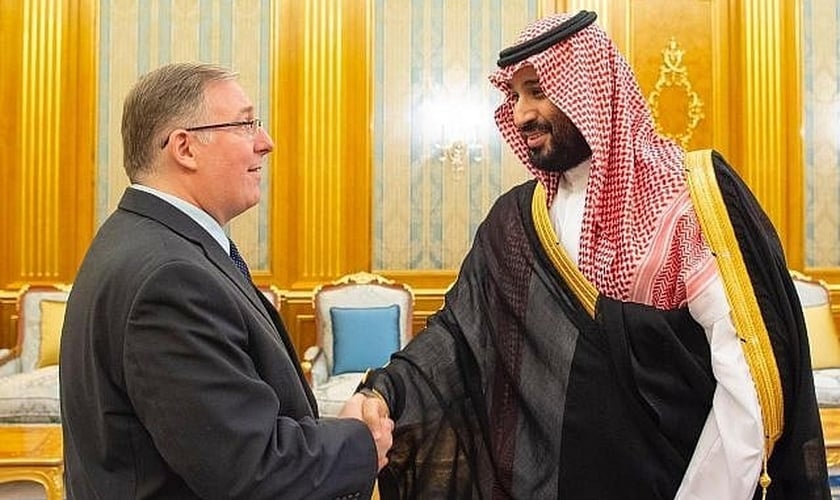 Joel C. Rosenberg (à esquerda) é recebido pelo príncipe herdeiro saudita Mohammed bin Salman no Palácio Real em Jidá. (Foto: Embaixada Saudita em Washington)