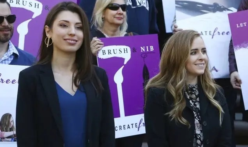 Joanna Duka e Breanna Koski à frente da Corte Suprema do Arizona em 22 de janeiro de 2019. (Foto: Ross D. Franklin / AP Photo)