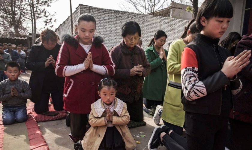 Cristãos chineses oram durante celebração da Páscoa. (Foto: Getty Images/Kevin Frayer