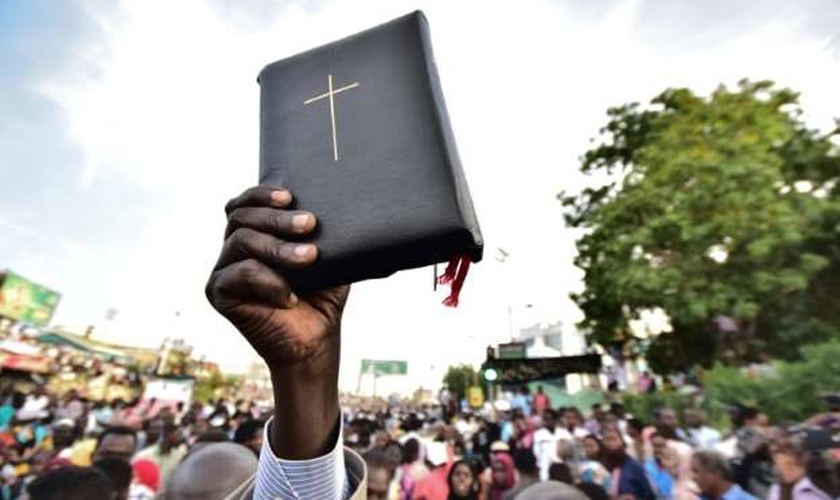 Cristãos protestam contra a perseguição religiosa no Sudão. (Foto: Ahmed MUSTAFA)