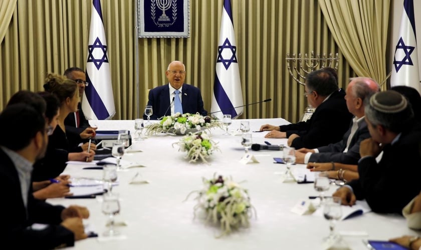Membros do partido Likud em reunião com o presidente israelense Reuven Rivlin, em Jerusalém. (Foto: Menachen Kahana/Pool via Reuters)