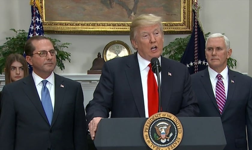 Alex Azar (esquerda) junto ao presidente dos EUA, Donald Trump (centro) e o vice-presidente Mike Pence (direita), durante discurso na Casa Branca. (Foto: PBS)