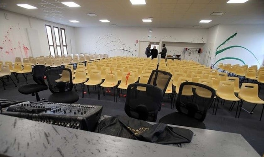 Igreja Assembleia de Deus em Anguleme, França, depois de ser vandalizada, em março de 2019. (Foto: Reprodução/Charante Libre)