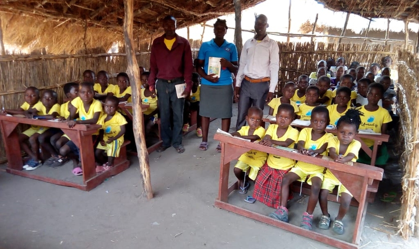 Com o apoio do Projeto Umodzi e da MME, crianças da aldeia de Hatone (Malawi) estão recebendo educação, comida e a Palavra de Deus. (Foto: Guiame)