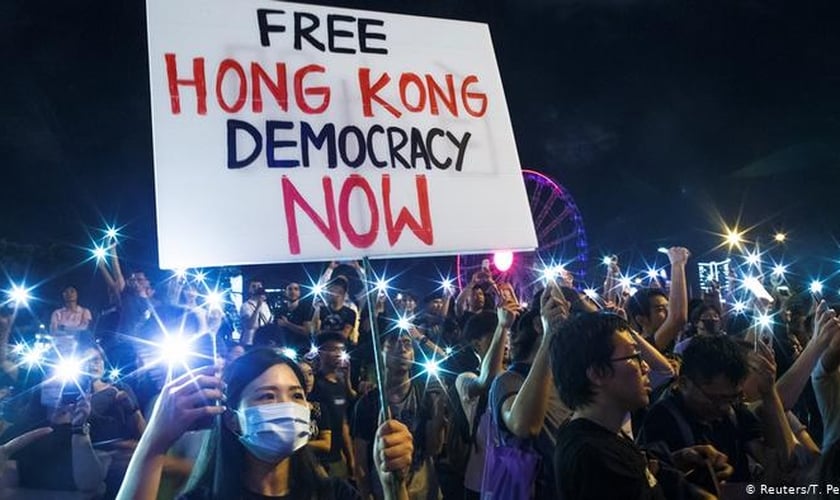 Manifestantes protestam contra o comunismo chinês em Hong Kong (Foto: Reuters / T. Peter)