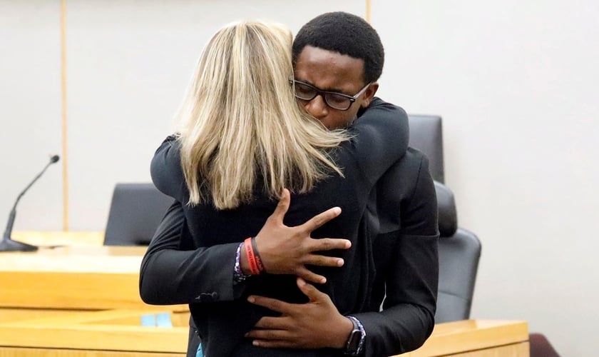 Brandt Jean abraça a policial Amber Guyt após declarar que a perdoa por ter matado seu irmão. (Foto: Tom Fox/Via Reuters)