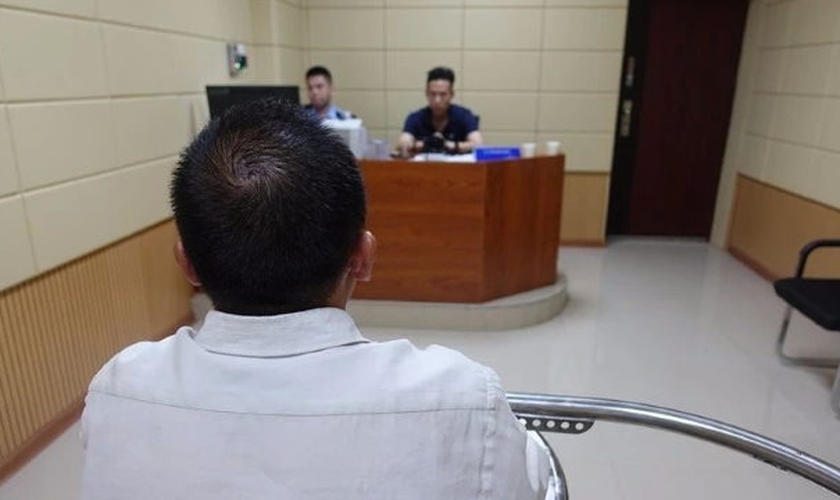 Missionário presta depoimento às autoridades chinesas. (Foto: reprodução/Bitter Winter)