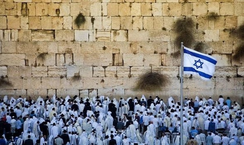 Judeus no Muro das Lamentações para o Dia do Perdão. (Foto: Reprodução/Daily Express)