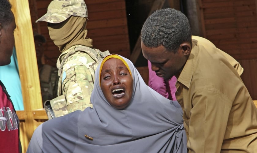Mulher entra em desespero após ação de extremistas islâmicos, na Somália. (Foto: Farah Abdi Warsameh / AP)
