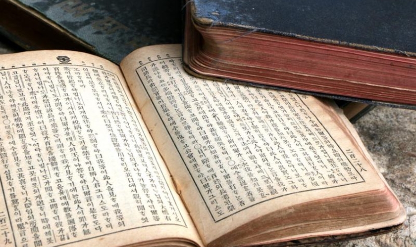Muitas Bíblias usadas na Coreia do Norte são antigas e ainda escritas em uma grafia que já não é mais usada pelo país. (Foto: Portas Abertas - EUA)