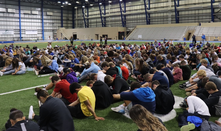Milhares de jovens reunidos para orar e cultuar a Deus em campos esportivos das universidades americanas. (Foto: Reprodução/Jack Rabbit FCA)
