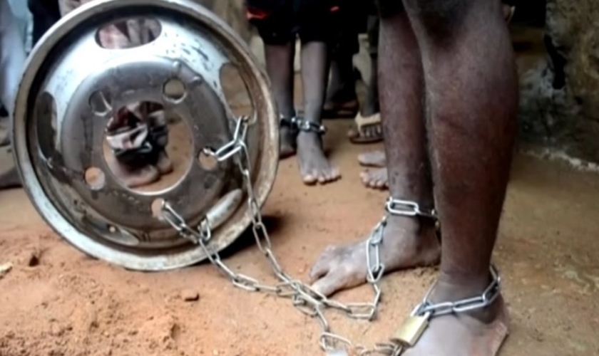 Adolescente com os pés amarrados a uma roda no estado de Kaduna, na Nigéria. (Foto: Reprodução/Reuters)