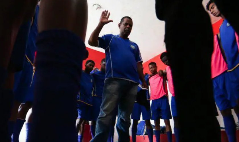 Pastor Ilmar faz oração junto com os jogadores do CAAC. (Foto: Wilton Junior/Estadão)