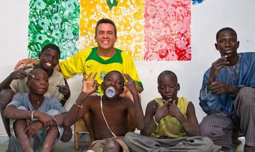Pastor José Dilson (ao fundo) com garotos talibes, resgatados por seu projeto, no Senegal. (Foto: Arquivo Pessoal)