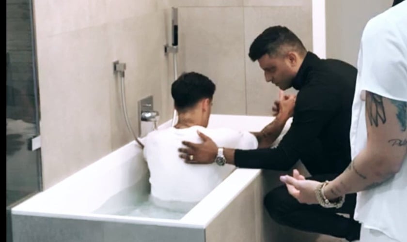 O pastor Tiago Brunet publicou uma foto do momento do batismo em seus stories do Instagram. (Foto: Instagram)