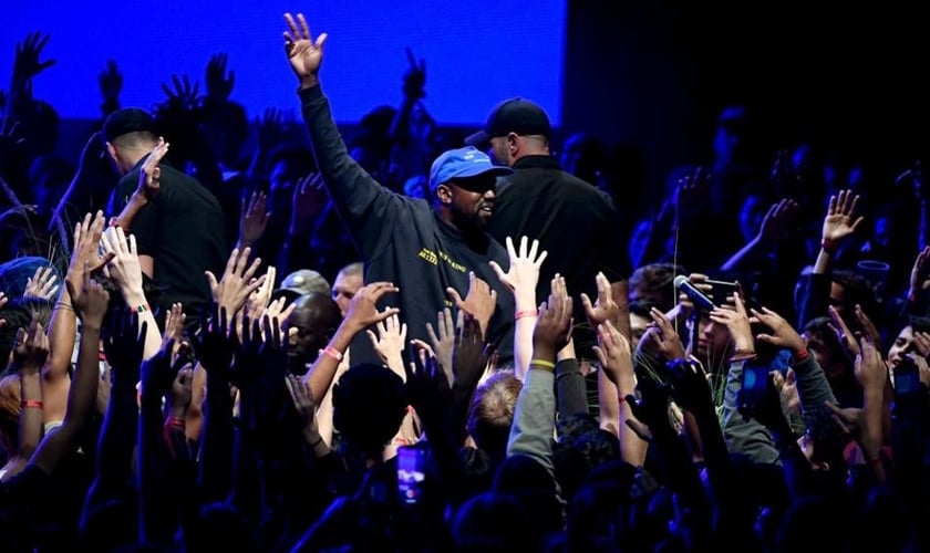 Kanye West no palco durante apresentação do álbum e filme "Jesus Is King" no The Forum em 23 de outubro de 2019 em Inglewood, Califórnia. (Foto: Reprodução/Kevin Winter/Getty)