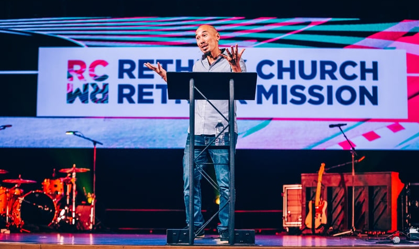 Francis Chan fala no evento "Rethink Church / Rethink Mission" na McLean Bible Church em Viena, Virgínia. (Foto: Reprodução/Josh Street)